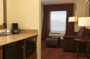 Habitación de hotel con cocina y sala de estar. en Hampton Inn & Suites Fargo Medical Center, en Fargo