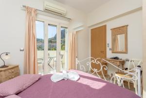 1 dormitorio con cama morada y balcón en Villa Fedra, en Póros