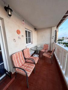 d'un balcon avec des chaises, une table et une table. dans l'établissement Casa de Don Simón, à Cabo Roig