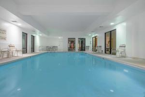 ein großer Pool mit blauem Wasser in einem Gebäude in der Unterkunft Hampton Inn Frostburg in Frostburg