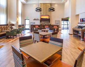 jadalnia ze stołami i krzesłami w restauracji w obiekcie Hampton Inn & Suites Whitefish w mieście Whitefish