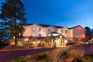 una representación de un hotel por la noche en Hilton Garden Inn Flagstaff en Flagstaff