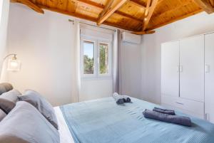 - une chambre avec un lit et 2 serviettes dans l'établissement Oak Tree Cottage, à Pefkias