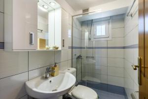 A bathroom at Oak Tree Cottage Még 24 kép