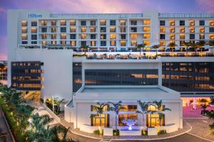 uma vista aérea do Hilton Hotel ao anoitecer em Hilton Miami Aventura em Aventura