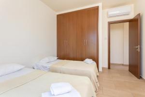 um quarto com 2 camas e um closet em Villa Miranda em Paralimni