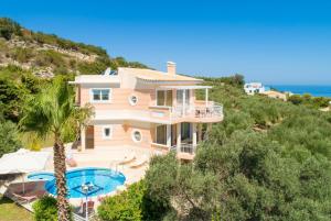 einen Luftblick auf eine Villa mit einem Pool in der Unterkunft Villa Asimenia in Agia Triada