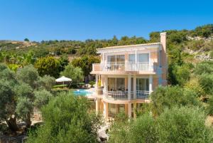eine Luftansicht eines Hauses mit Pool in der Unterkunft Villa Asimenia in Agia Triada