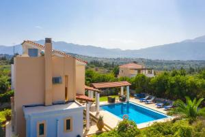 a view of a house with a swimming pool at Villa Kefalas in Epáno Kefalás