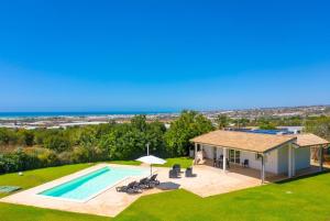 eine Luftansicht eines Hauses mit Pool in der Unterkunft Villino Malva in Ragusa