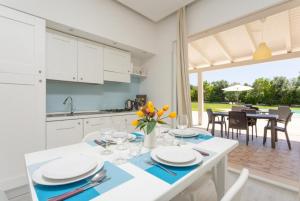 a kitchen and dining room with a table and chairs at Villino Malva in Ragusa