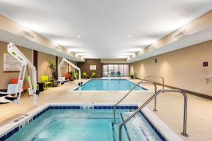 Home2 Suites by Hilton Sioux Falls Sanford Medical Center في شلالات سيوكس: مسبح كبير في غرفة الفندق مع مجمع
