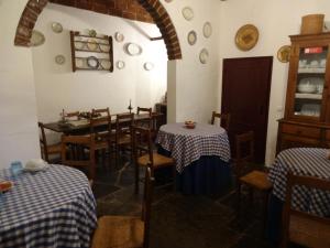restauracja ze stołami i krzesłami w pokoju w obiekcie Casa Saramago w mieście Monsaraz