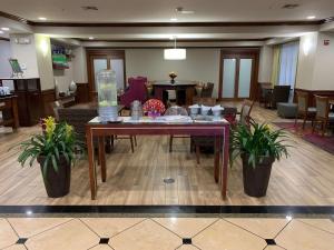 een lobby met een tafel met planten in een kamer bij Hampton Inn Fort Stockton in Fort Stockton