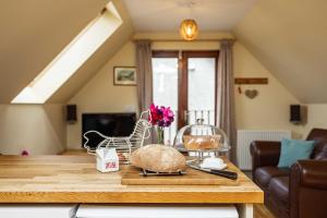 พื้นที่นั่งเล่นของ The Barn at Dormouse Cottage +49 ภาพ