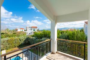 een balkon met uitzicht op een huis bij Villa Iliada in Polis Chrysochous