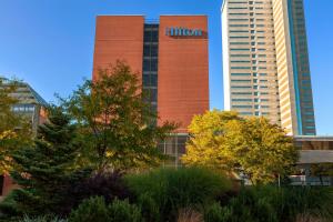 un bâtiment avec un panneau hilton sur son côté dans l'établissement Hilton Fort Wayne at the Grand Wayne Convention Center, à Fort Wayne