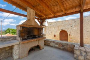 an outdoor pizza oven in a stone building at Archontiko Galliaki in Áyios Yeóryios