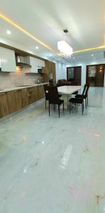 Kuchnia lub aneks kuchenny w obiekcie Luxurious apartment with heated pool jacuzzi