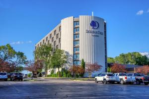 阿普尔顿DoubleTree by Hilton Appleton, WI的停车场里停着汽车的建筑物