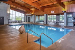 una gran piscina en una gran habitación con techos de madera en DoubleTree by Hilton Appleton, WI en Appleton