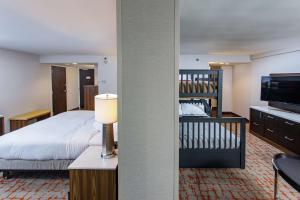 DoubleTree by Hilton Appleton, WI客房内的一张或多张床位
