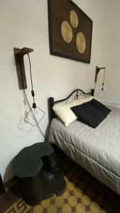 ein Schlafzimmer mit einem Bett mit zwei Leuchten in der Unterkunft En Remolinos in Cruz del Eje