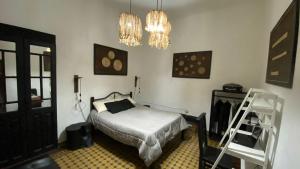 ein Schlafzimmer mit einem Bett und einer Leiter darin in der Unterkunft En Remolinos in Cruz del Eje