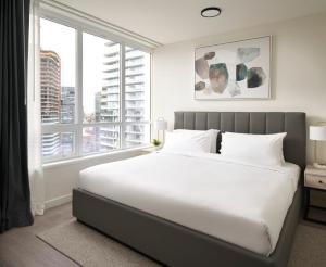 um quarto com uma cama grande e uma janela grande em Level Seattle Downtown South Lake Union em Seattle