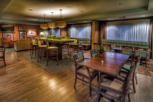 um restaurante com mesas e cadeiras num quarto em Hampton Inn Goldsboro em Goldsboro