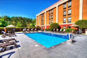 uma piscina em frente a um hotel em Hampton Inn Goldsboro em Goldsboro