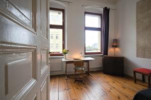 2 Bedroom Apartment (ABEMI) في برلين: غرفة بطاولة ونافذة وباب