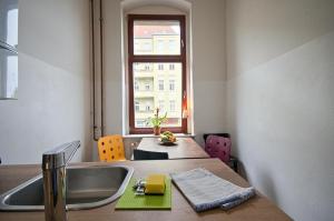 2 Bedroom Apartment (ABEMI) في برلين: مطبخ مع طاولة ومغسلة ونافذة