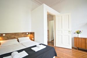 2 Bedroom Apartment (ABEMI) في برلين: غرفة نوم بها سرير كبير مع مناشف عليه +16 صورة