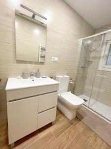 y baño con lavabo, aseo y ducha. en Loft coqueto en Madrid a 2 minutos del metro, en Madrid
