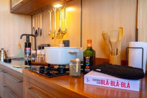 a kitchen counter with a mixer and a bottle of wine at Altar Ninho in Joanópolis