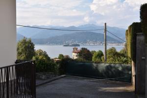 widok na jezioro z domu w obiekcie lognomoelafatinastresa w mieście Stresa