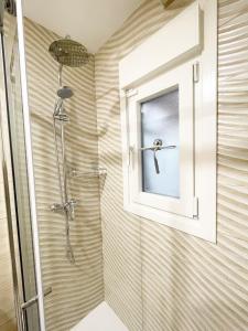 baño con ducha y ventana en Loft coqueto en Madrid a 2 minutos del metro, en Madrid