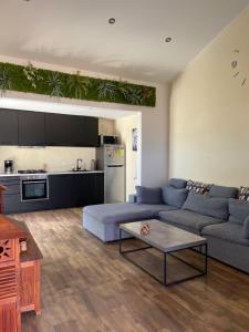uma sala de estar com um sofá e uma mesa em Spacious modern apartment em Noord