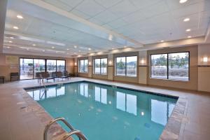 uma grande piscina num edifício com janelas em Hampton Inn & Suites Grants Pass em Grants Pass