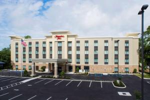 an exterior view of a hotel with an empty parking lot at Hampton Inn Gulf Shores in Gulf Shores