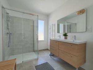 Afbeelding uit fotogalerij van Logement entier climatisé - piscine privée et chauffée 7 personnes, 3 chambres in Joyeuse