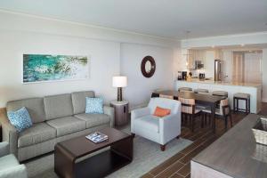 ein Wohnzimmer mit einem Sofa und einem Esszimmer in der Unterkunft Hilton Grand Vacations Club Ocean Oak Resort Hilton Head in Hilton Head Island