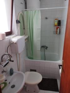 y baño con lavabo, aseo y bañera. en Vila Goca, en Gornja Trepča