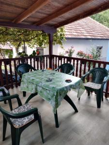 una mesa y sillas sentadas en una terraza con una mesa en Vila Goca, en Gornja Trepča