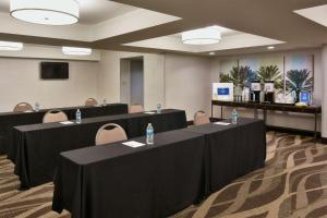 - une salle de conférence avec des tables, des chaises et des bouteilles d'eau dans l'établissement Hampton Inn Hilton Head, à Île de Hilton-Head