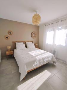 Afbeelding uit fotogalerij van Logement entier climatisé - piscine privée et chauffée 7 personnes, 3 chambres in Joyeuse