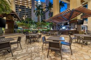 Un restaurant sau alt loc unde se poate mânca la Hilton Grand Vacation Club The Grand Islander Waikiki Honolulu