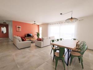 Afbeelding uit fotogalerij van Logement entier climatisé - piscine privée et chauffée 7 personnes, 3 chambres in Joyeuse