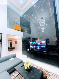Fuajee või vastuvõtt majutusasutuses Contemporary 4-Bedroom Villa with VR Room and Starlink Internet - Ifemide Estates